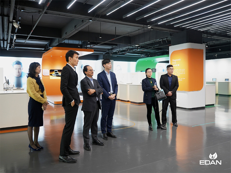 Alex introduced EDAN’s overall layout and business in the Colombian and Latin American markets to the Consul General.jpg